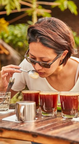 femme qui goûte du café