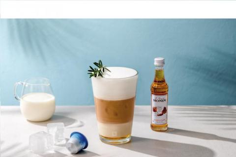 لاتيه مثلج مع روزماري | وصفات القهوة | نسبريسو قطر