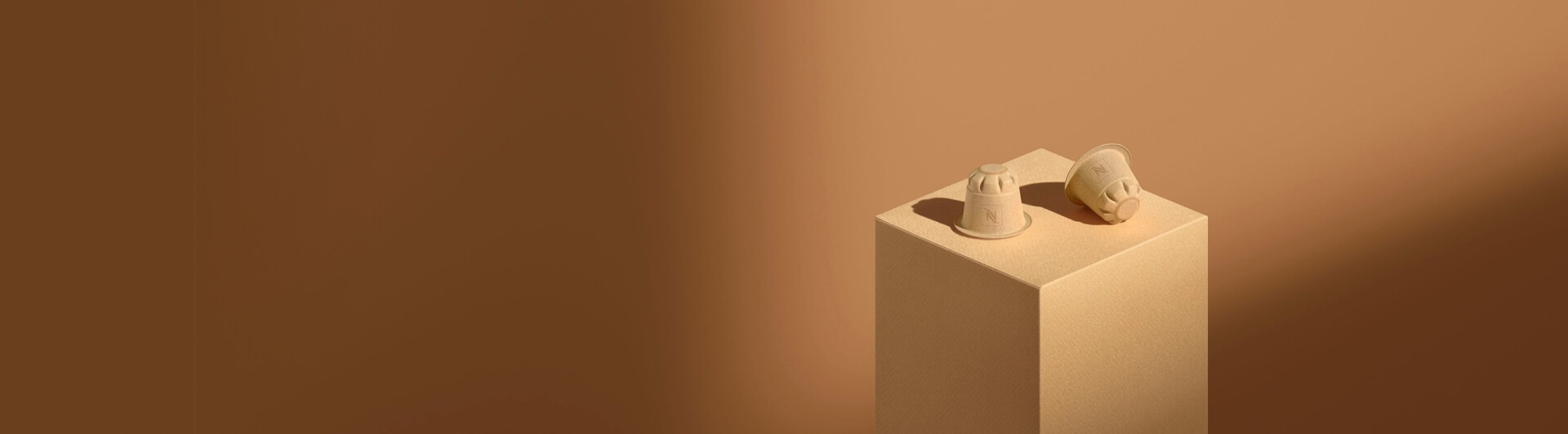 Twee composteerbare Nespresso-koffiecapsules