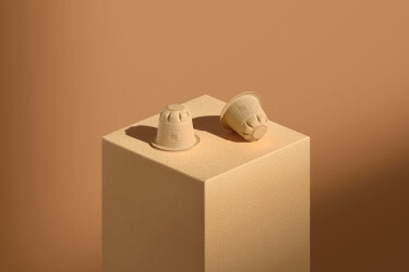 Twee composteerbare Nespresso-koffiecapsules