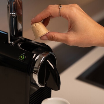 Plaats uw Nespresso Home Compostable capsule in uw Original koffiemachine