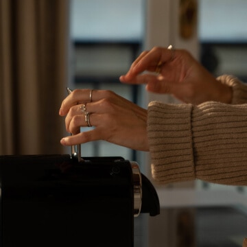 Druk op de Espresso-knop van uw Nespresso Original koffiemachine
