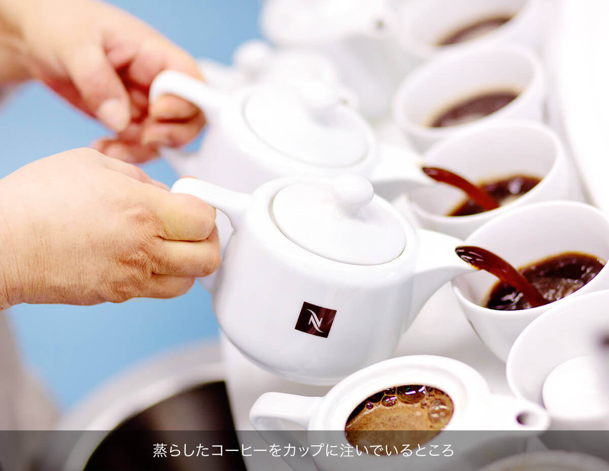 蒸らしたコーヒーをカップに注いでいるところ